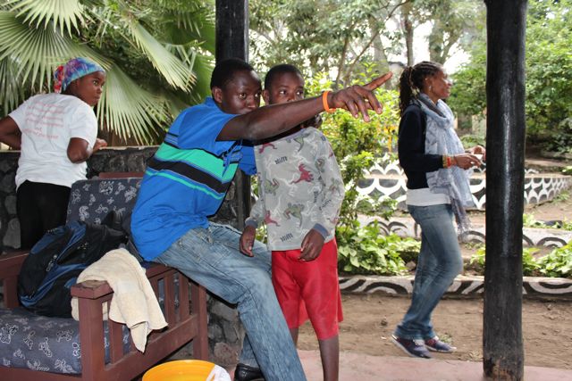 Ema giving Baraka a clue of where to look during the end of the second round. 